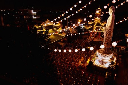 Thiêng liêng đêm hoa đăng vía Phật A Mi Đà tại chùa Vạn Đức