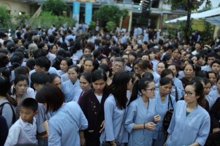 Gần 4000 người 'đội mưa' về chùa Hòa Phúc tham dự đại lễ Vu lan