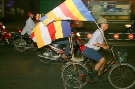 Miếng giấy gói xôi và chuyện xe hoa Phật đản