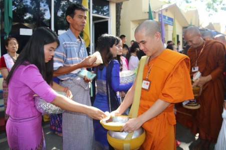 Xe tải chở đầy bánh kẹo cúng dường cho 500 nhà sư đi khất thực xuyên biên giới