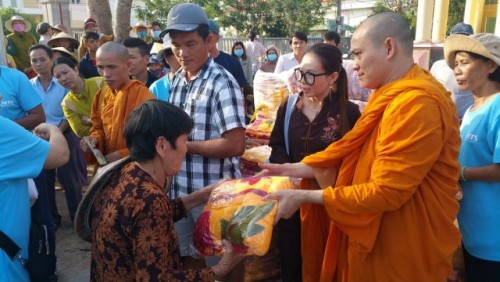 Trao quà tại Quảng Ngãi yêu thương