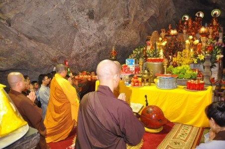 Vị Hòa thượng  42 mùa xuân lễ ngũ bách danh tại động Hương Tích