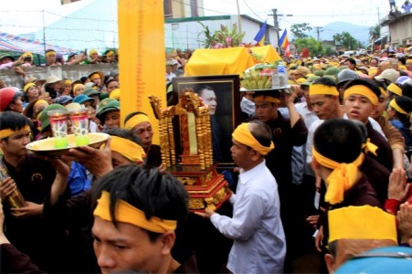 Hàng ngàn người cung tống kim quan cố Nhà sư Thích Thiện Tuệ trà-tỳ