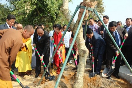 Phó Thủ tướng Nguyễn Xuân Phúc thăm, trồng cây lưu niệm tại chùa Hòa Phúc