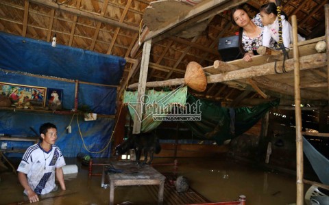 Mền trung ngập chìm khốn khổ