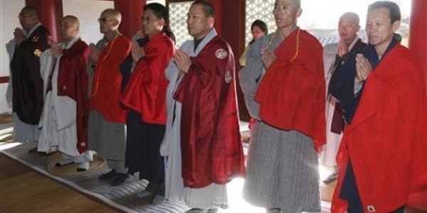 Các nhà sư Hàn Quốc sang Triều Tiên bàn chuyện Phật pháp