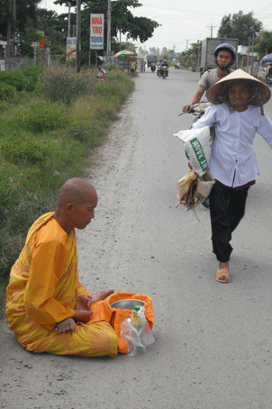 Vĩnh Long : Chuyện nhà sư hóa duyên và cụ bà mót củi