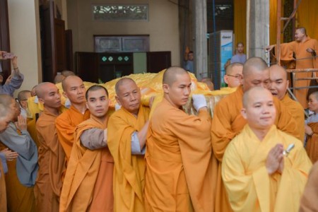 TP.HCM: Cung nghinh nhục thân cố Trưởng lão HT.Thích Minh Cảnh nhập kim quan