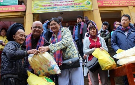 Tặng quà cho đồng bào nghèo tỉnh Hà Giang