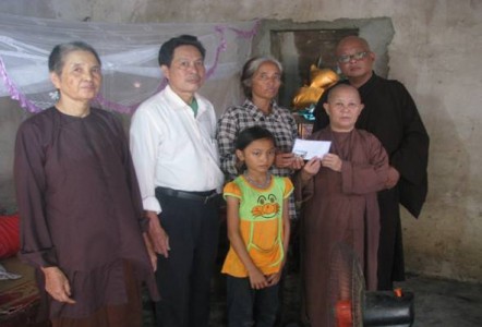 Hỗ trợ 30 triệu đồng cho hộ nghèo và cấp phát thuốc miễn phí