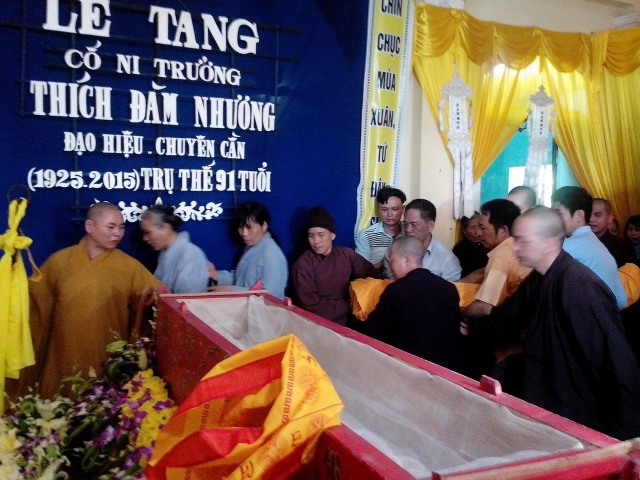 Lễ nhập kim quan cố Ni trưởng Thích Đàm Nhương