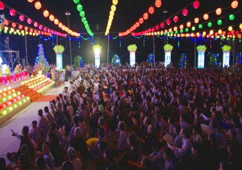 Lung linh Lễ tắm Phật dưới ánh đèn lồng tại chùa Ninh Tảo Hà Nam