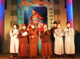 Nhà chùa “nô nức” sang nhà thờ chúc... Noel: Niềm tin và chân lý