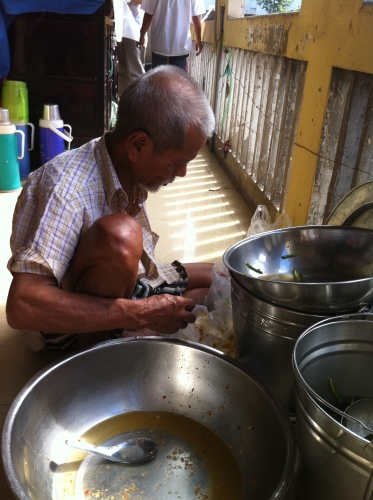 Chuyện ông Hai tật nguyền làm từ thiện ở chùa Phật Quang 