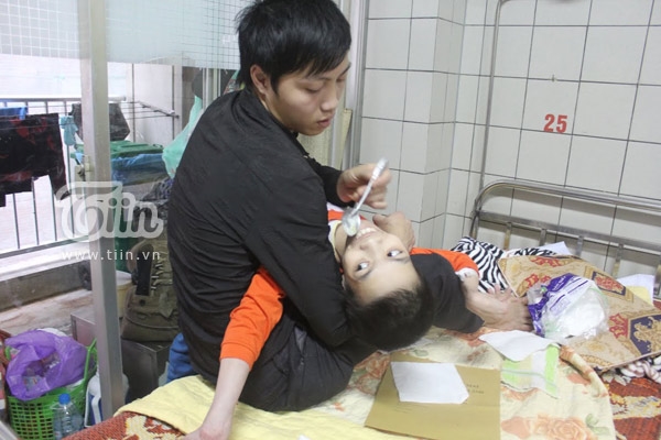 Mẹ mất sớm, gần 20 năm anh trai chăm em gái bại não, gánh vác cả gia đình