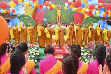 Hàng chục ngàn người về chùa Hoằng Pháp dự lễ Phật đản 2016