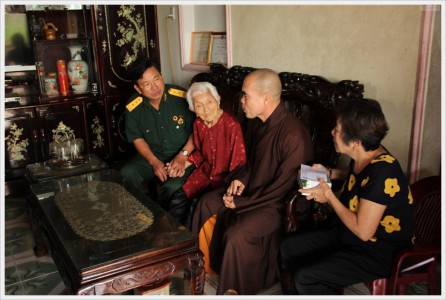 Chùa Phúc Thành thăm và tặng quà kỷ niệm ngày thương binh liệt sỹ