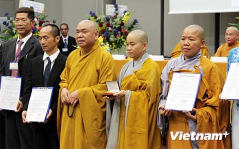 Trao quyết định thành lập Hội Phật tử Việt Nam tại Nhật Bản