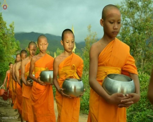 Chùm ảnh đoàn Tăng sĩ trẻ Thái Lan khất thực kết duyên xây chùa