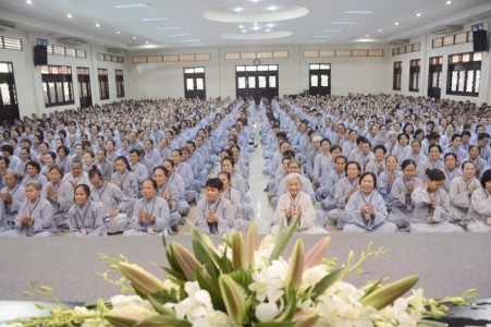 Gần 2000 Phật tử về chùa Hoằng Pháp tham dự khóa tu Phật thất lần thứ 80