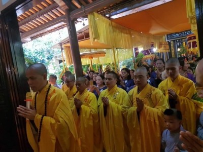 Đạo tràng chùa Thanh Bình hành hương cúng dường An cư kiết hạ 2020