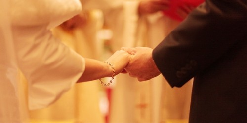 Phật tử kết hôn với người theo tôn giáo khác có được không ?