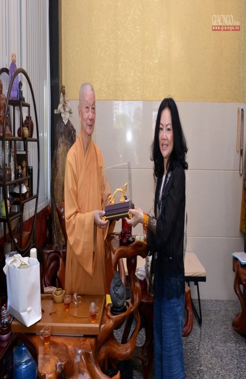 Nữ doanh nhân cúng 5 tỷ đồng vào quỹ đời sống Tăng Ni sinh