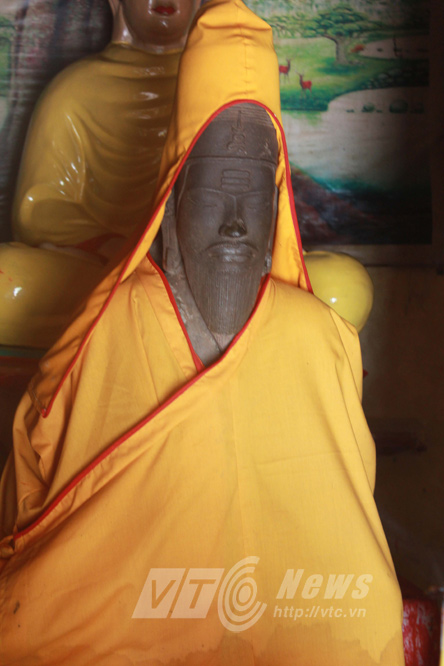 Kỳ bí pho tượng ngàn tuổi cõng 'lá bùa' sau lưng ngoài biển Đông