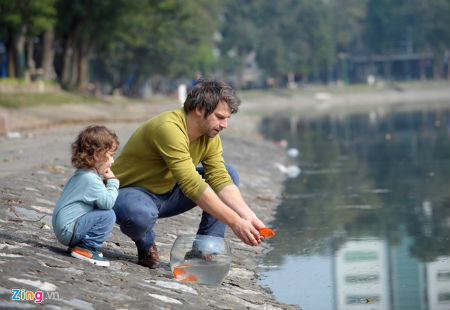 Chàng Tây thả cá chép tiễn Táo quân chầu trời sớm