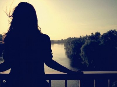 Thấy nghe sai lầm làm mình người  đau khổ