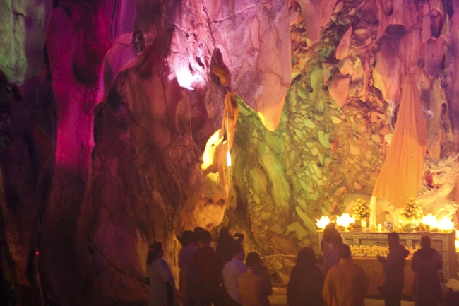 An vị tôn tượng Bồ Tát Quán Âm tại động 