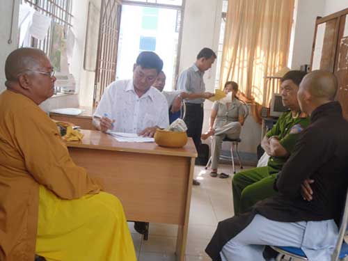 Sư dỏm hành nghề theo lịch lãnh lương của công nhân