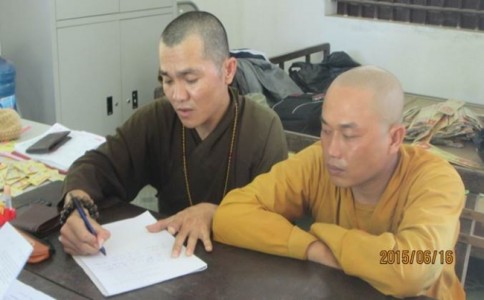Nghệ An: Bắt hai đối tượng giả danh nhà sư bán nhang gây.. 'quỹ từ thiện'