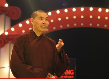 Tu sĩ lên sân khấu thi tấu hài và vấn đề tư cách tu sĩ