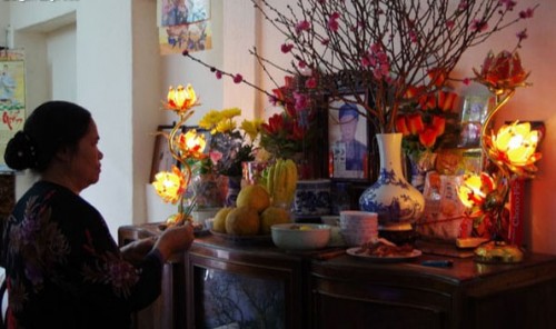 Suy nghĩ chung quanh chiếc bàn thờ