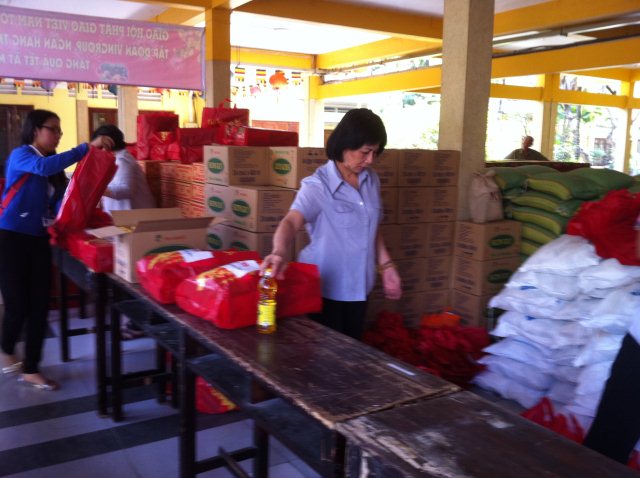 Tổ đình Vĩnh Nghiêm tặng quà tết cho người khuyết tật, khiếm thị