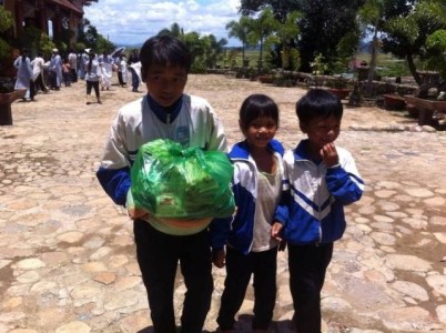 Chùa Hoa Lâm tặng quà cho bà con Phật tử dân tộc tại Huyện Lăk tỉnh ĐăkLăk