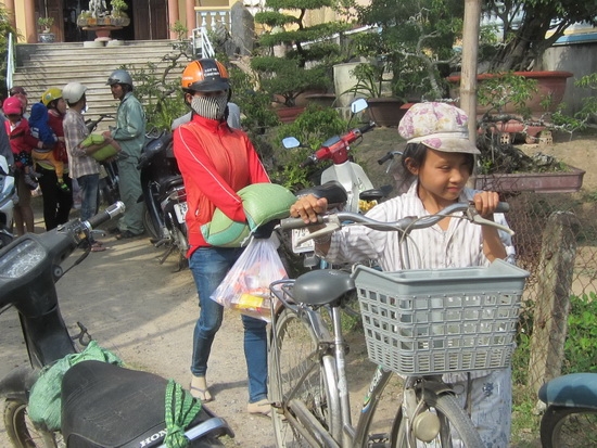 Ban Từ thiện chùa Sắc Tứ Minh Thiện tặng quà Tết