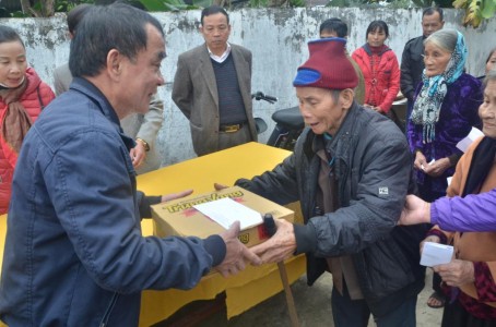 Nhóm Phật tử từ thiện Nguyên Quang trao tặng quà Tết tại chùa Vĩnh Phúc