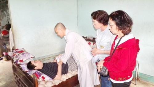 Trao tặng quà cho hộ nghèo nhân dịp Tết Nguyên đáng năm 2019