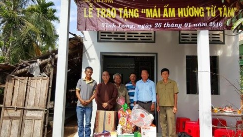 Tịnh viện Pháp Hạnh trao nhà và tặng quà Tết cho người mù