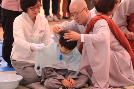 Đảng viên có xuất gia được không?