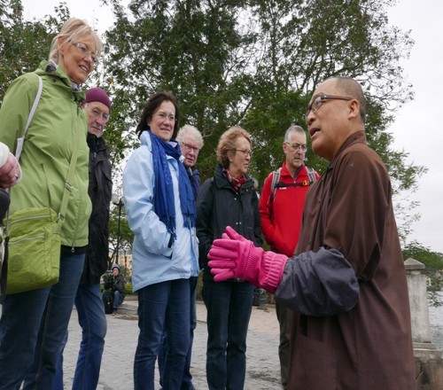 Nhà sư thuyết phục người dân thả cá chép không túi nylon