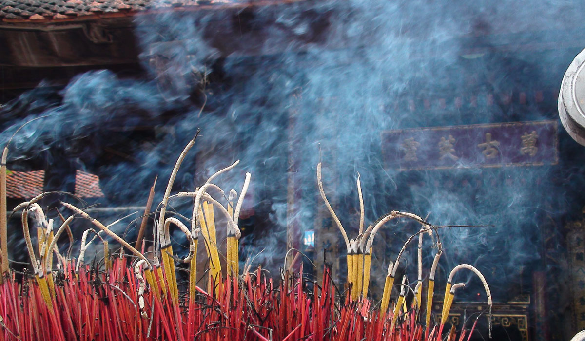 Tâm sự của người sản xuất nhang quăn đẹp sau khi đốt 