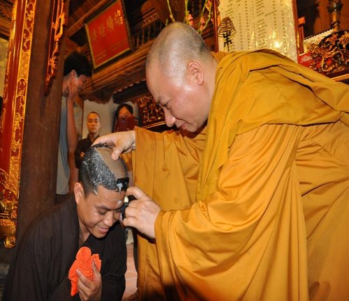 Lễ thế phát xuất gia cho 5 thanh niên Phật tử tại chùa Bằng