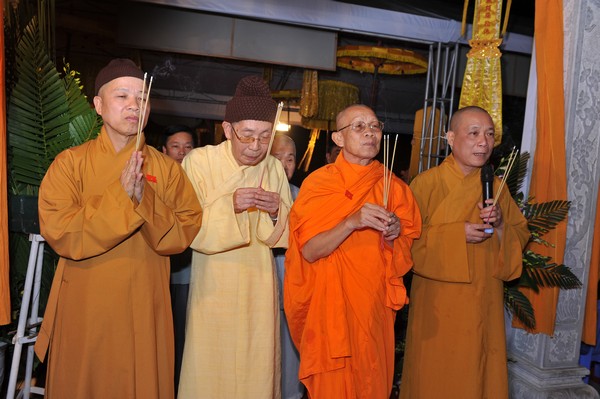 Đoàn đại biểu quốc hội kính viếng Ni trưởng Thích Đàm Hảo