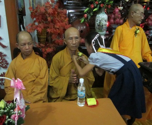 Pháp hội Vu lan, bông hồng cài áo tại tổ đình Thiên Bửu