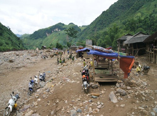 Mường La 5 ngày sau lũ lịch sử: Ngổn ngang đất đá, củi gỗ
