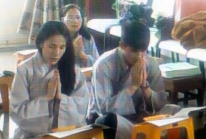 Thủy Tiên - Công Vinh đọc kinh cầu hạnh phúc