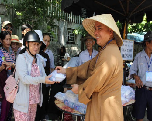 Tiếp sức mùa thi: Tình người ấm áp